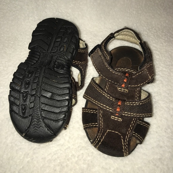 Size 5 toddler shoes - Picture 2 of 5